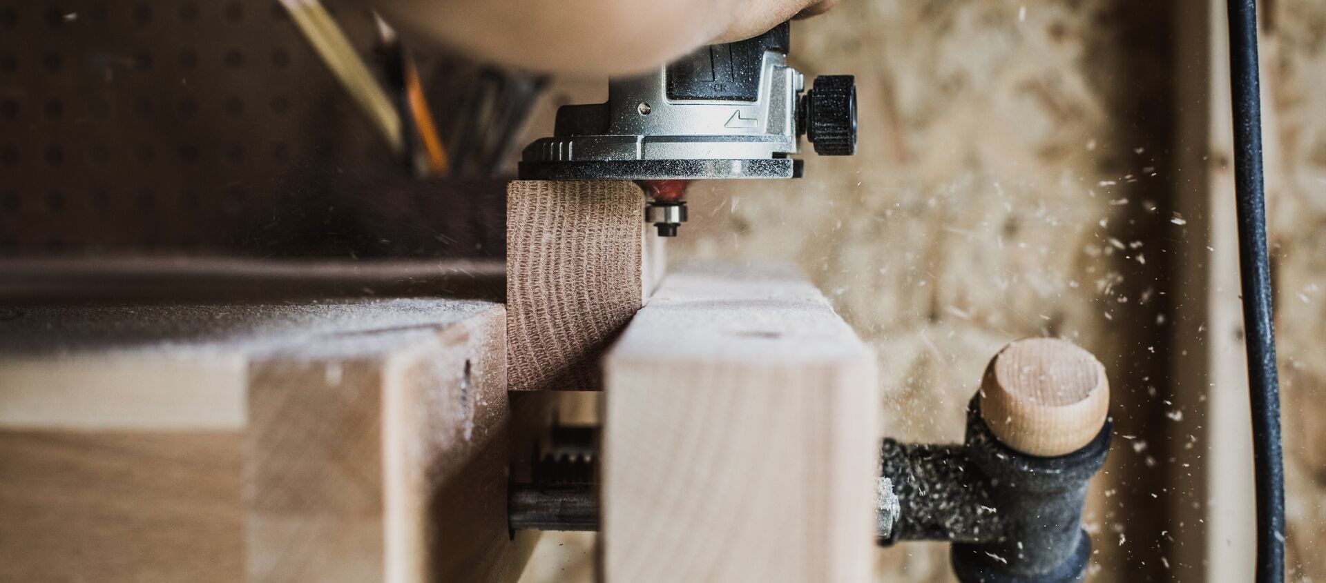 wood-in-wooden-clamp